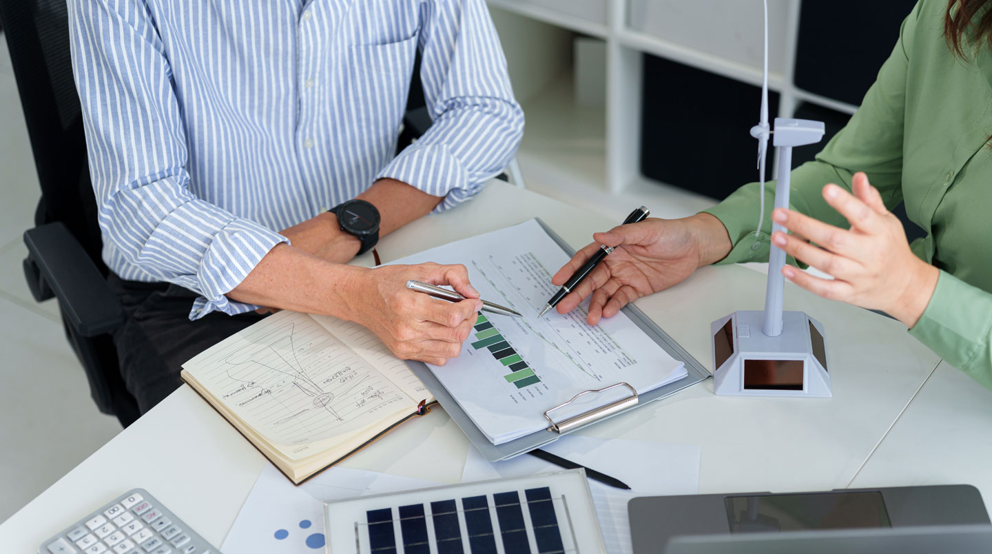 Illustration abstraite géométrique montrant la mise en concurrence de plusieurs fournisseurs d'énergie pour un client professionnel